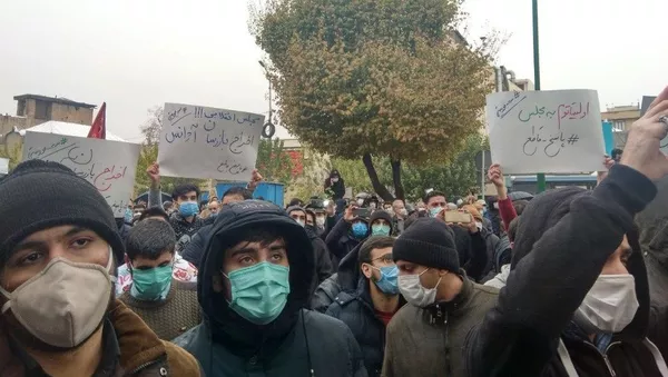 تجمع مقابل مجلس ایران در اعتراض به ترور محسن فخری زاده + تصاویر