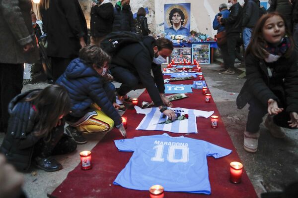 مردم به یاد اسطوره فوتبال شمع روشن می کنند - اسپوتنیک ایران  
