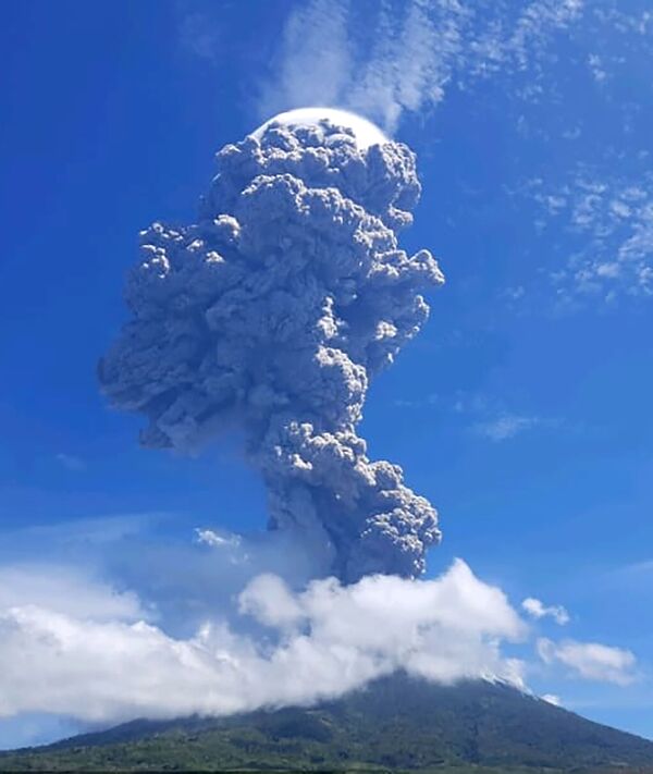 فوران کوه آتشفشان «لوتولوک» در لمباتای اندونزی - اسپوتنیک ایران  