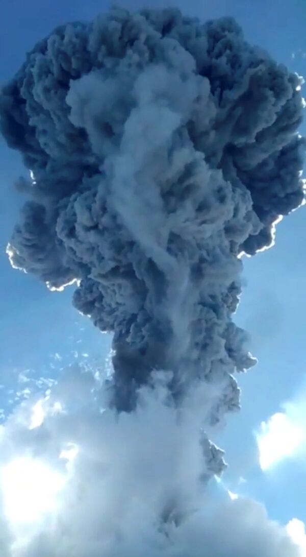 فوران کوه آتشفشان «لوتولوک» در لمباتای اندونزی  - اسپوتنیک ایران  