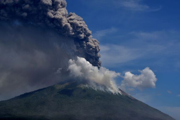 فوران کوه آتشفشان «لوتولوک» در لمباتای اندونزی  - اسپوتنیک ایران  
