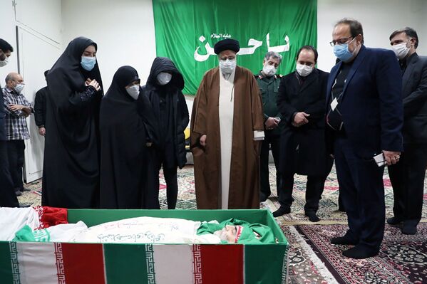 اعضای خانواده محسن فخری زاده در مراسم خاکسپاری وی - اسپوتنیک ایران  