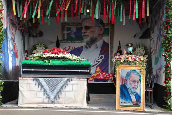 مراسم خاکسپاری محسن فخری زاده دانشمند هسته ای ایران در تهران - اسپوتنیک ایران  