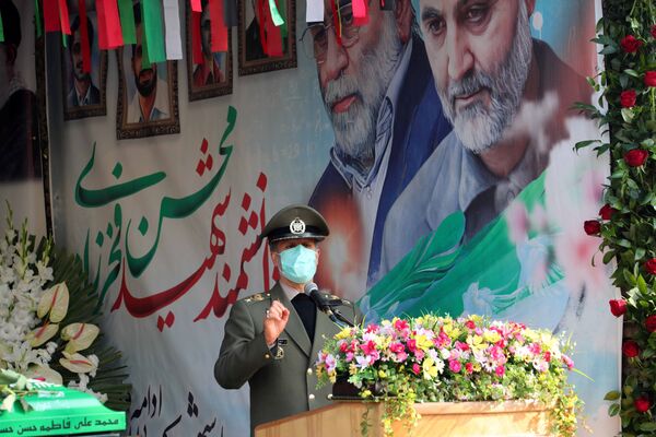 وزیر دفاع ایران امیر خاتمی در مراسم خاکسپاری دانشمند هسته ای محسن فخری زاده - اسپوتنیک ایران  