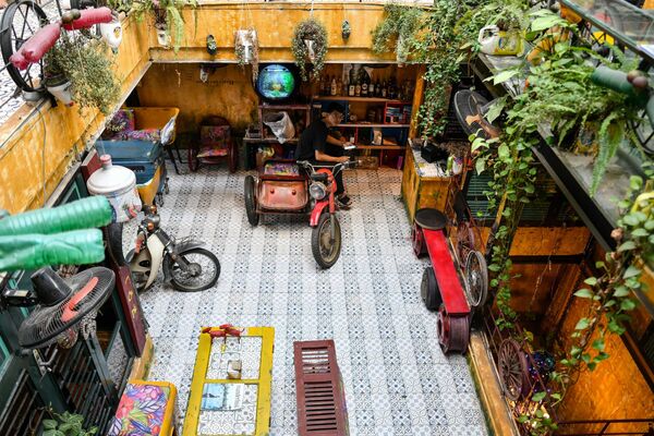مشتری نشسته بر روی موتور قدیمی  در کافه Gem Coffee در ویتنام  - اسپوتنیک ایران  