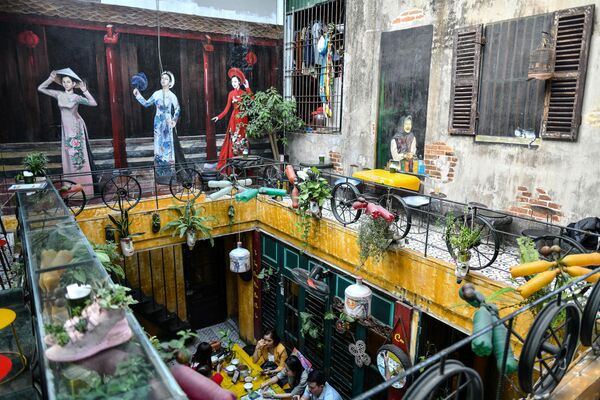 بازدیدکنندگان از کافه  Hidden Gemدر ویتنام - اسپوتنیک ایران  