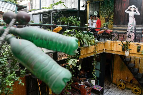بازدیدکنندگان از کافه  Hidden Gemدر ویتنام - اسپوتنیک ایران  