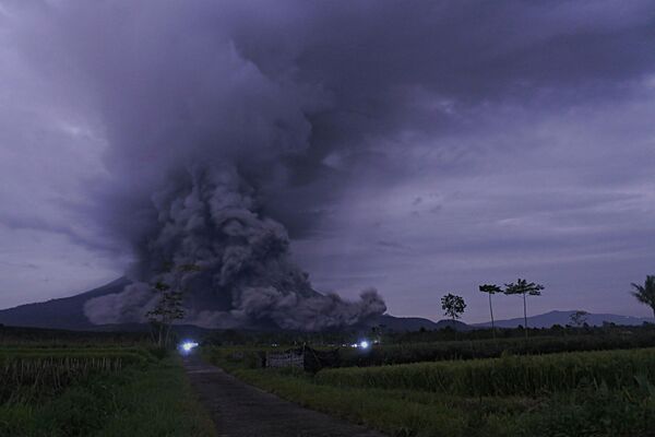 رویدادهای هفته به روایت تصویر
فوران آتشفشان در اندونزی - اسپوتنیک ایران  