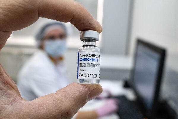 پرستاران در حال نمایش واکسن ضد کرونای «اسپوتنیک وی» در درمانگاهی در مسکو - اسپوتنیک ایران  
