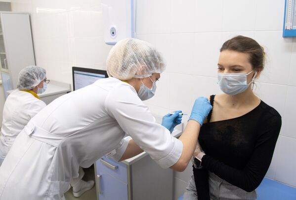 فردی در حال تزریق واکسن ضد کرونا در درمانگاهی در مسکو - اسپوتنیک ایران  