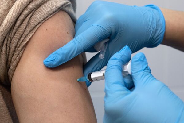 فردی در حال تزریق واکسن ضد کرونا در درمانگاهی در مسکو - اسپوتنیک ایران  
