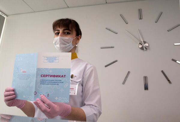 پرستار در حال نشان دادن «گواهی واکسن ضد کووید ۱۹» در مسکو - اسپوتنیک ایران  