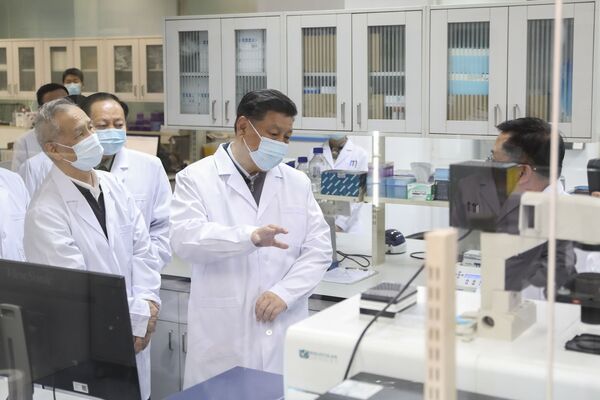 رئیس جمهور چین در حال بازدید از آکادمی علوم پزشکی نظامی در پکن - اسپوتنیک ایران  