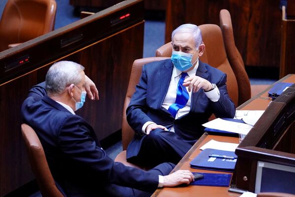 نخست وزیر اسرائیل بنیامین نتانیاهو و نماینده مجلس اسرائیل با ماسک - اسپوتنیک ایران  