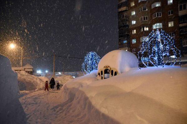 بارش برف در خیابان های نوریلسک روسیه - اسپوتنیک ایران  