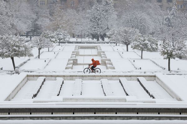 مردی با دوچرخه در برف ،بلغارستان - اسپوتنیک ایران  