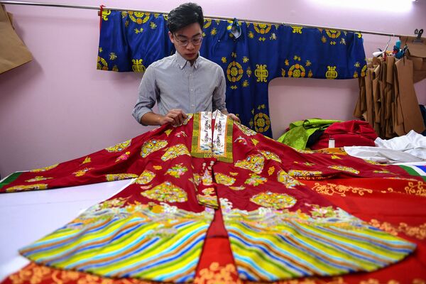 لباس های سنتی ویتنام جزئی از سبک مد حال و آینده می شوند
بنیان گذار شرکت  او وان هین
Y Van Hien - اسپوتنیک ایران  