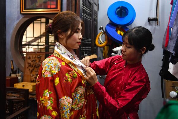 لباس های سنتی ویتنام جزئی از سبک مد حال و آینده می شوند - اسپوتنیک ایران  