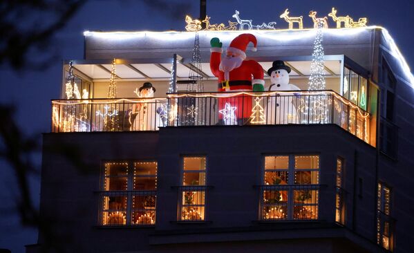 تزیینات کریسمس و سال نو خانه ها و خیابانها
برلین - اسپوتنیک ایران  
