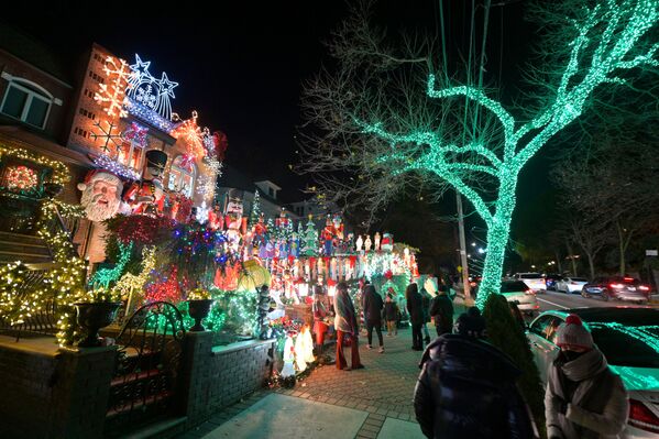 تزیینات کریسمس و سال نو خانه ها و خیابانها
نیویورک - اسپوتنیک ایران  