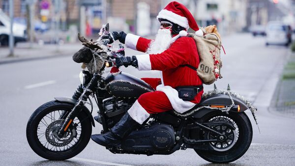 در آستانه کریسمس و سال نو، بابانوئل ها در مراسم متفاوتی شرکت دارند  - اسپوتنیک ایران  