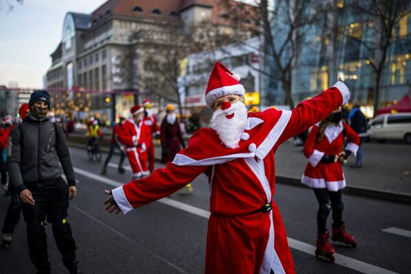 در آستانه کریسمس و سال نو، بابانوئل ها در مراسم متفاوتی شرکت دارند - اسپوتنیک ایران  