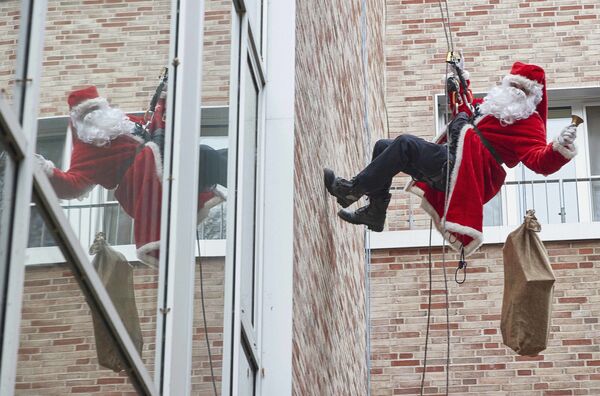در آستانه کریسمس و سال نو، بابانوئل ها در مراسم متفاوتی شرکت دارند
بابانوئل موتور سوار، اسکیت سوار، در حال غواصی و شرکت در راهپیمایی - اسپوتنیک ایران  