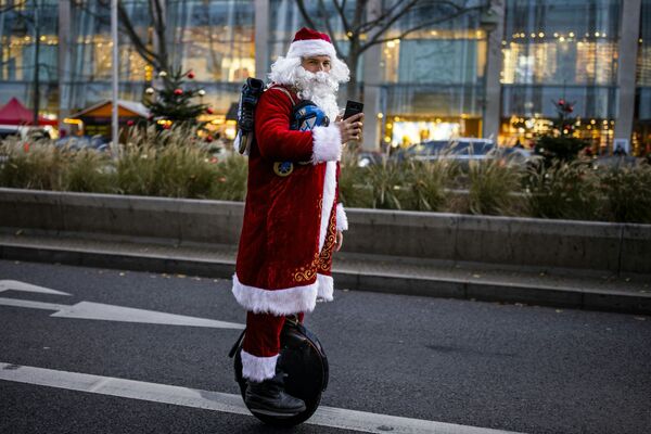 در آستانه کریسمس و سال نو، بابانوئل ها در مراسم متفاوتی شرکت دارند
بابانوئل موتور سوار، اسکیت سوار، در حال غواصی و شرکت در راهپیمایی  - اسپوتنیک ایران  