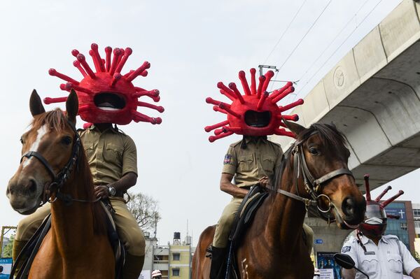 پلیس هند با کلاه هایی به شکل ویروس کرونا - اسپوتنیک ایران  