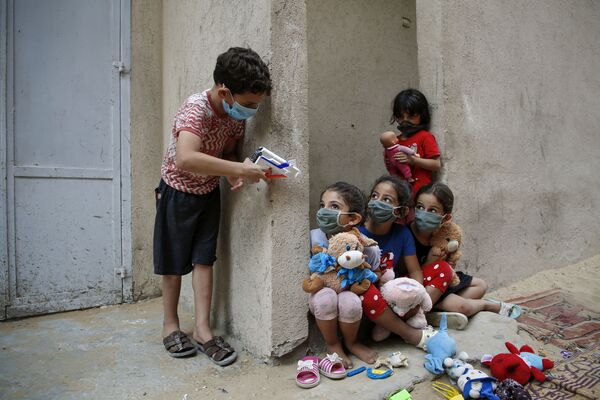 کودکان فلسطینی با ماسک در حال بازی در کوچه - اسپوتنیک ایران  