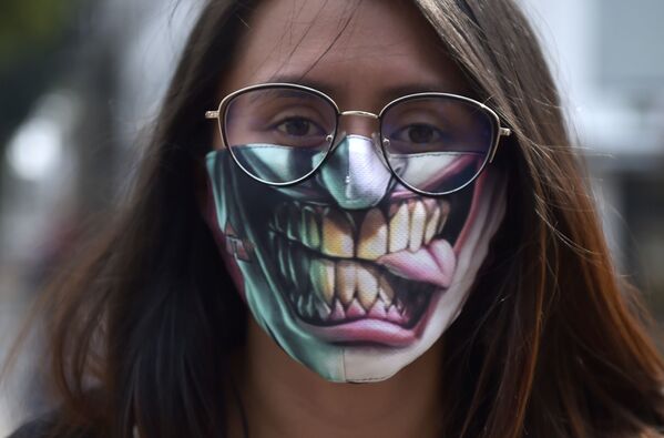 زنی با ماسک رنگی در کلمبیا - اسپوتنیک ایران  