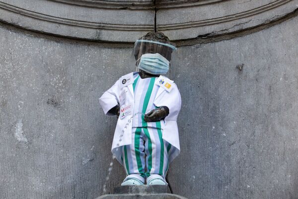 مجسمه با لباس ضد کرونای کادر پزشکی در بروکسل - اسپوتنیک ایران  