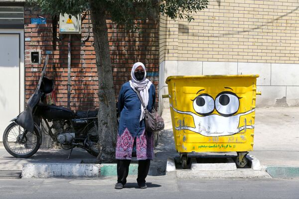 زنی با ماسک در تهران - اسپوتنیک ایران  