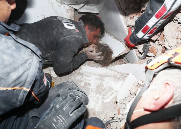 امدادگران ترکیه کودکی را از زیر آوار پس از زلزله در ازمیر نجات می دهند - اسپوتنیک ایران  