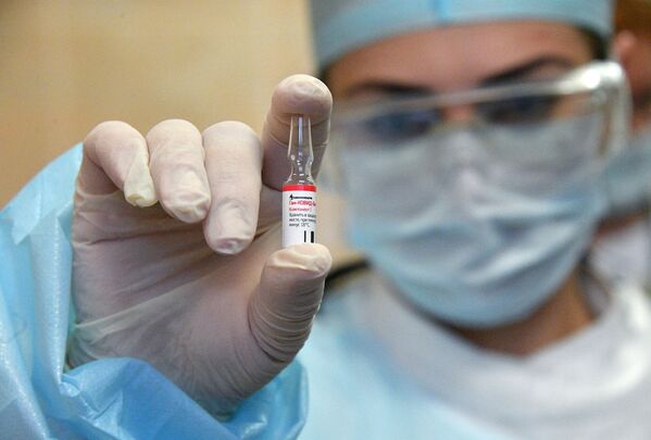 کادر پزشکی درمانگاه مینسک در حال تزریق واکسن «اسپوتنیک وی» به داوطلب - اسپوتنیک ایران  