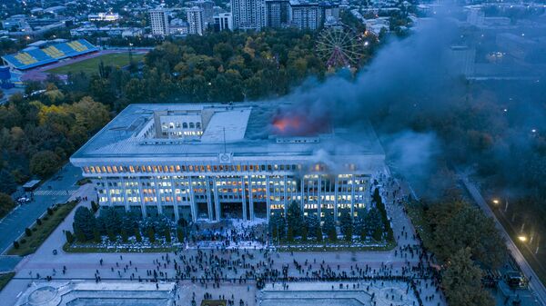 سوزاندن ساختمان کاخ سفید در بیشکک در نتیجه اعتراض به نتایج انتخابات، اکتبر 2020 - اسپوتنیک ایران  