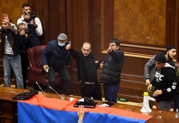 معترضان دستگیر شده در یکی از سالن‌های ساختمان پارلمان ارمنستان در ایروان، 10 نوامبر سال 2020 - اسپوتنیک ایران  
