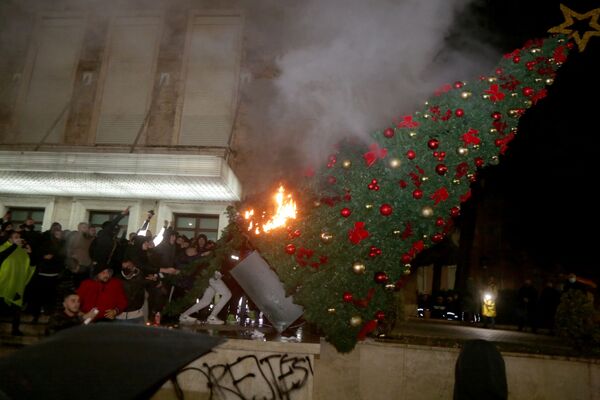 معترضین کاج سال نو را در آلبانی آتش می زنند - اسپوتنیک ایران  