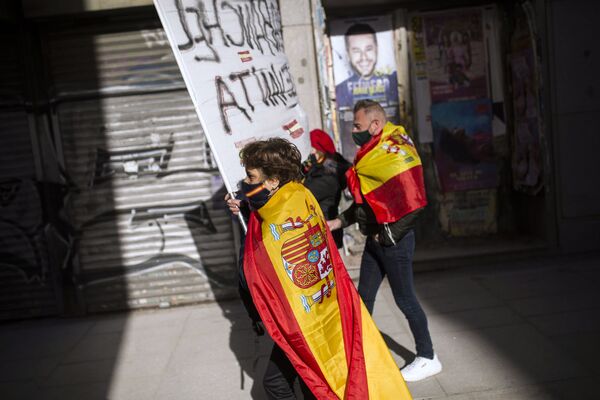 شرکت کنندگان در راهپیمایی ضد دولتی در مادرید اسپانیا - اسپوتنیک ایران  