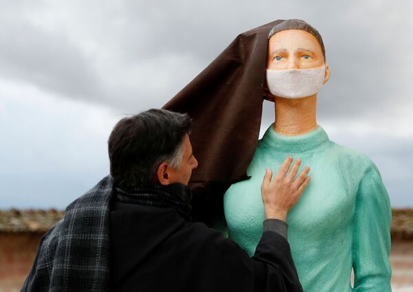 مجسمه پرستار با ماسک در ایتالیا - اسپوتنیک ایران  