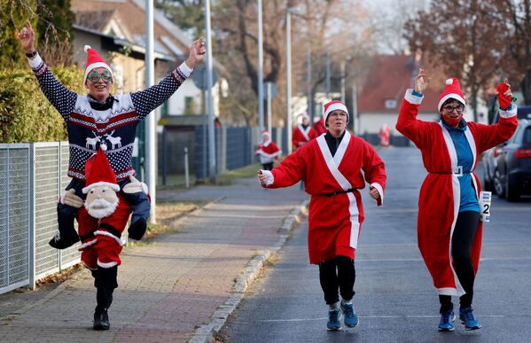 مردم با لباس بابانوئل در برلین - اسپوتنیک ایران  