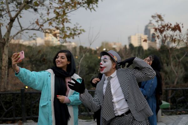 هنرنمایی محمد، بازیگر خیابانی در لباس جوکر در خیابان های تهران - اسپوتنیک ایران  
