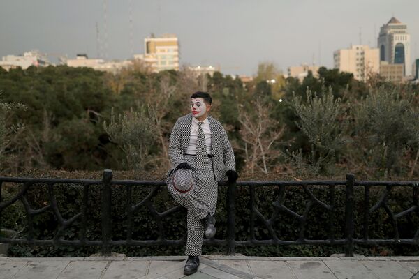 هنرنمایی محمد، بازیگر خیابانی در لباس جوکر در خیابان های تهران - اسپوتنیک ایران  