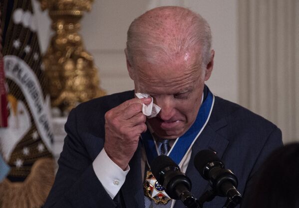 جو بایدن، رئیس جمهور جدید آمریکا
بایدن هنگام دریافت مدال «آزادی»ریاست جمهوری  در سال 2017 - اسپوتنیک ایران  