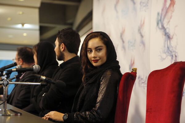 زیباترین چهره‌های سال 2020 میلادی
پروانه تارلان، هنرپیشه ایرانی - اسپوتنیک ایران  
