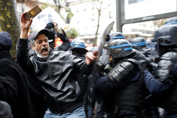 رویدادهای هفته به روایت تصویر
معترضان در پاریس - اسپوتنیک ایران  