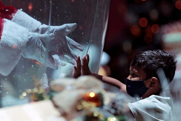 رویدادهای هفته به روایت تصویر
بابانوئل داخل حباب پلاستیکی در برزیل - اسپوتنیک ایران  
