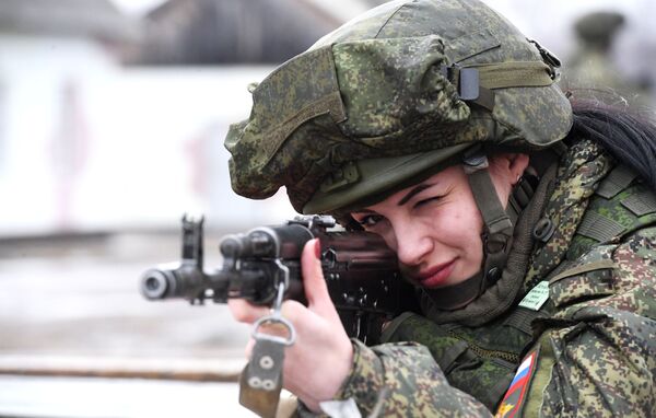 شرکت کننده در مسابقه بین سربازان زن در روسیه - اسپوتنیک ایران  