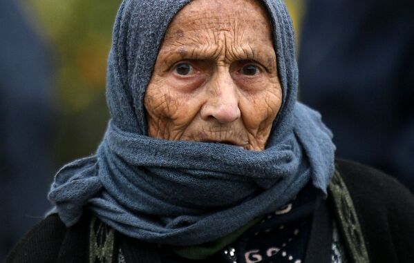 زن مسن پس از بازگشت به قره باغ - اسپوتنیک ایران  