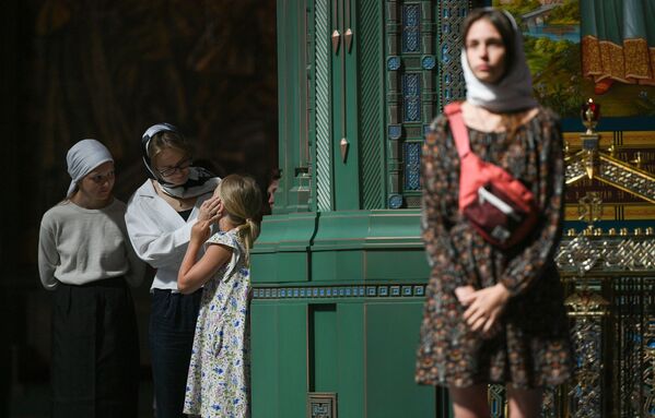دختری نزدیک کلیسای نظامی در حومه مسکو - اسپوتنیک ایران  